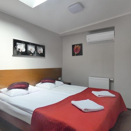 Astral Aparthotel Raszyn Kültér fotó